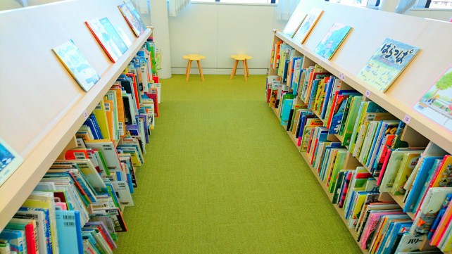 大阪市立城東図書館 こどもと絵本 館内 絵本のコーナー 大阪こどもとおでかけ